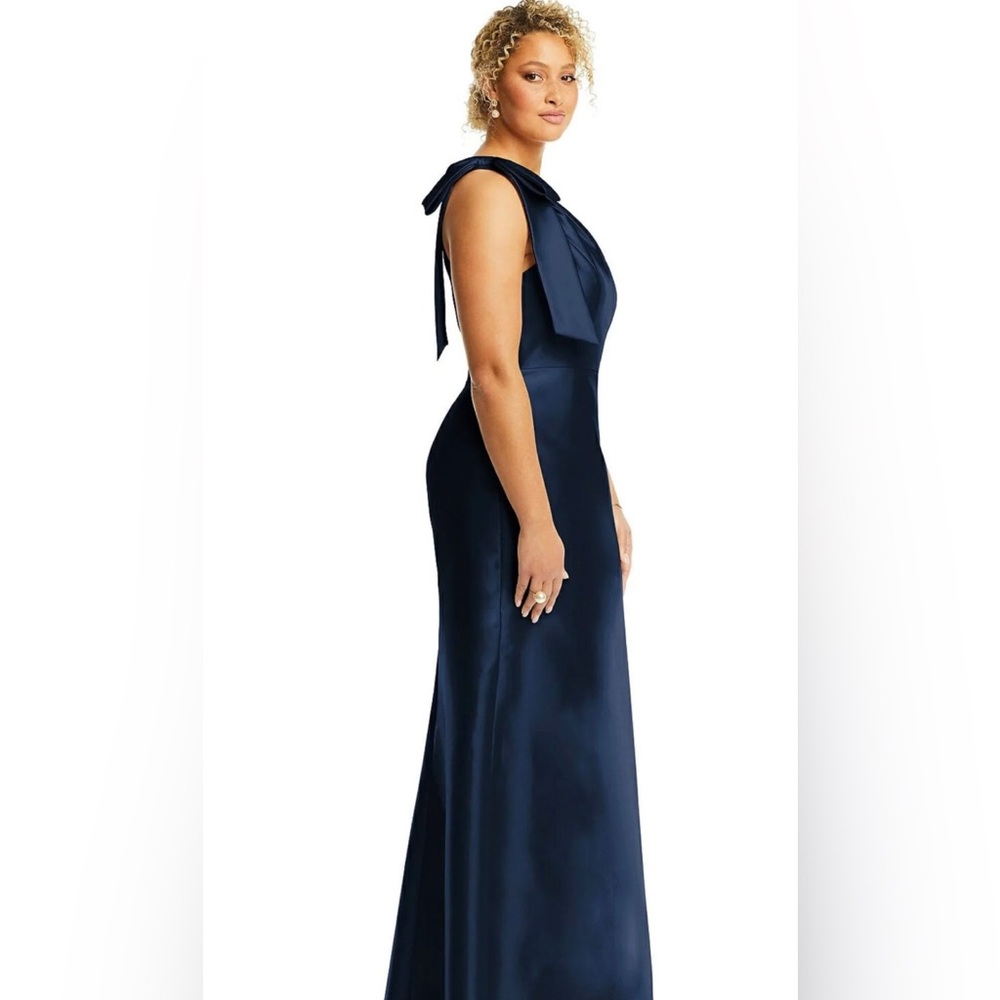 ALFRED SUNG
Bow One-Shoulder Satin Trumpet Gown
